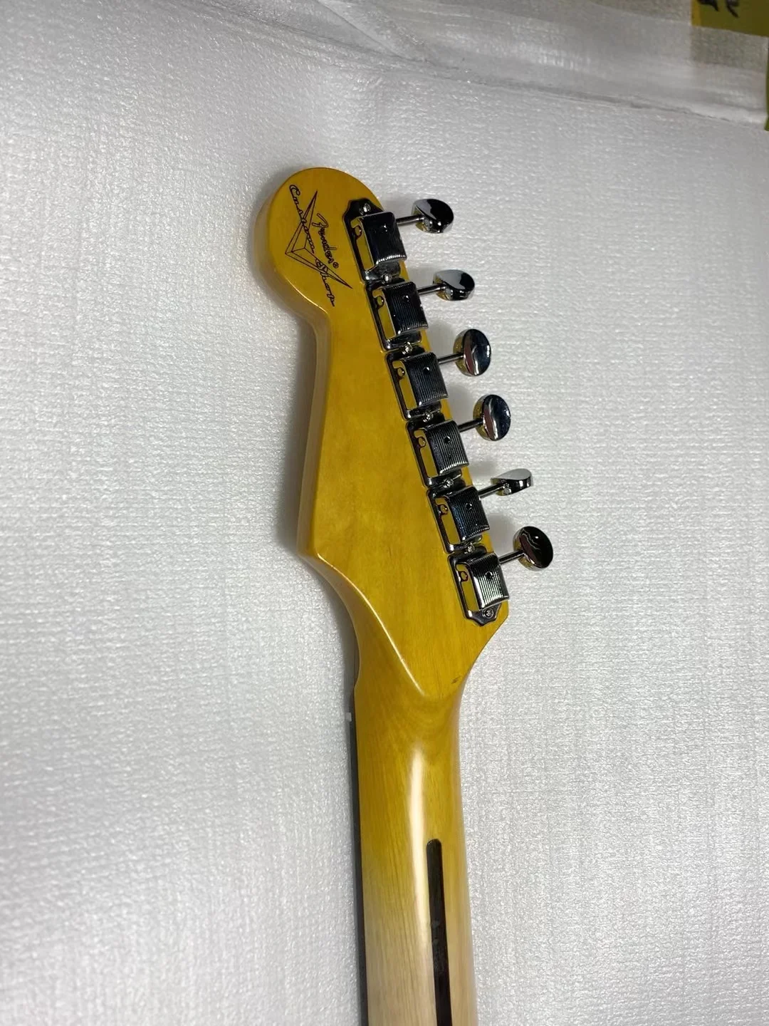 ST electric guitar High-end ST guitar High-definition glossy baked paint Good workmanship Good sound Comfortable hand fee