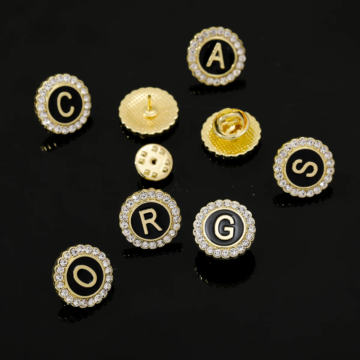 Broches con iniciales de mayúsculas para hombres y mujeres, alfileres de cristal redondos con letras de A-Z, para abrigo, blusa, bolso, accesorios de joyería, venta al por mayor, 26