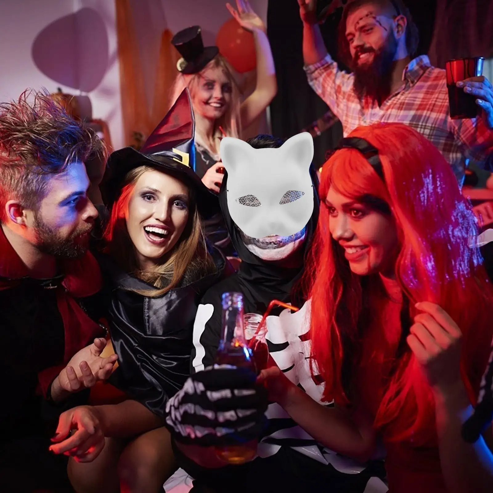 Masque de chat blanc non peint posé sur fond neutre, prêt pour activité DIY peinture et artisanat.