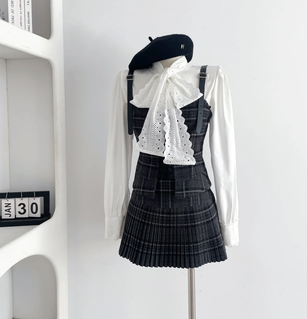 Conjunto de 3 piezas estilo retro coreano de otoño para mujer, camisa blanca, chaleco de tirantes y falda plisada, diseño de estilo universitario, moda Y2K.