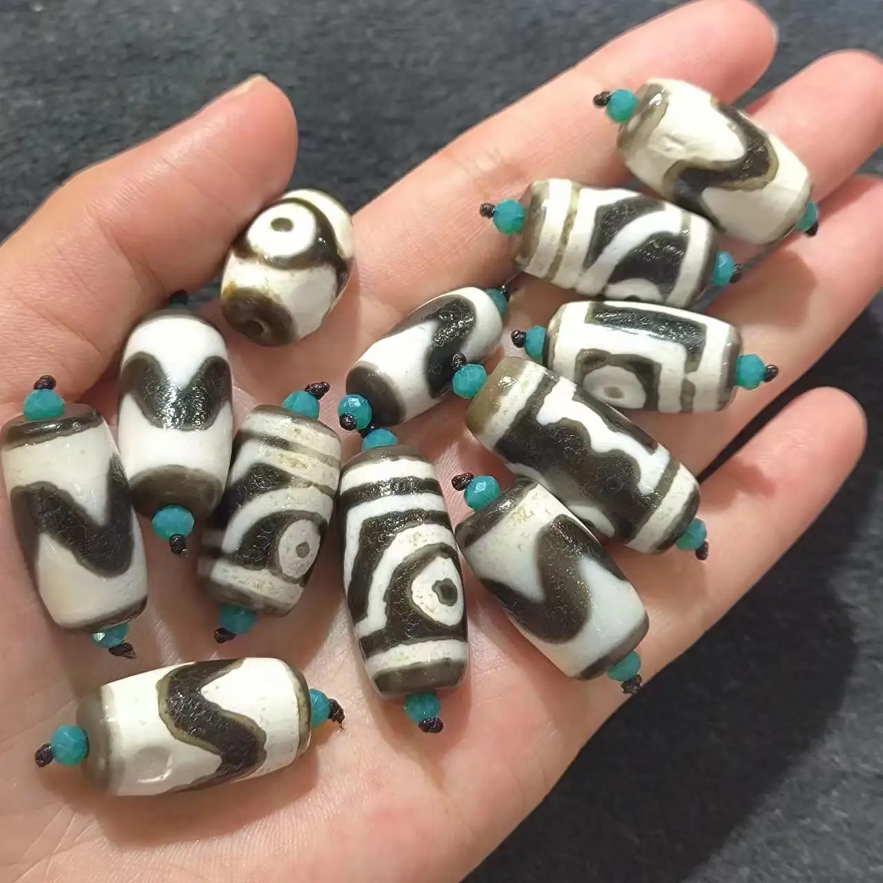 

1pcs/lot Natural multi-pattern old agate dzi Black and white Weathered horseshoe pattern Accessories jewelry Rare breeds amulet