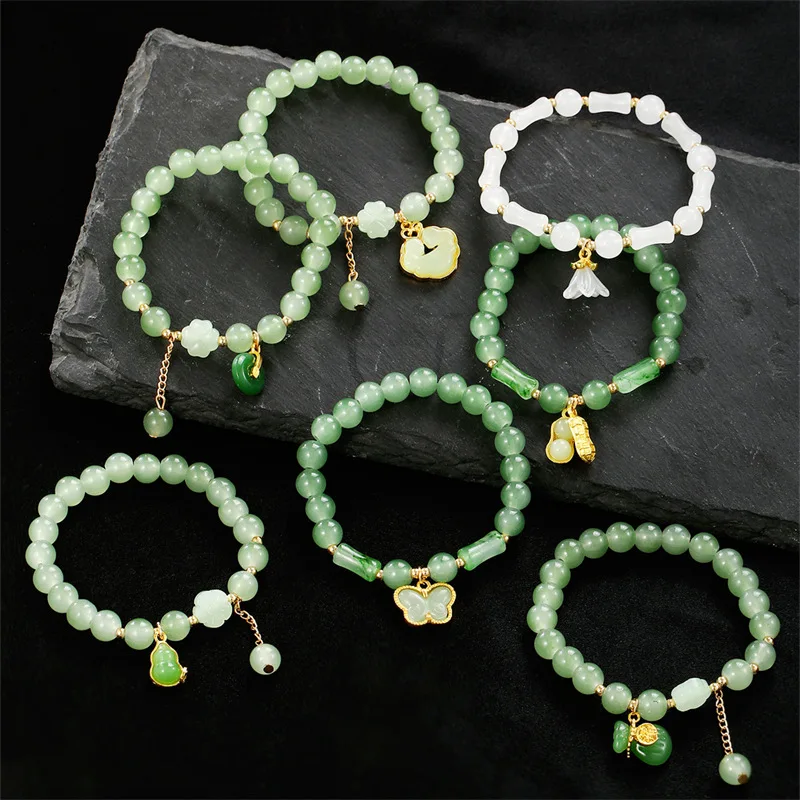 7-teiliges Set „Everyday Sweet Butterfly“-Armbänder – grüne Glasperlen mit zarten Anhängern für einen mühelosen, femininen Stil. – Detail 9