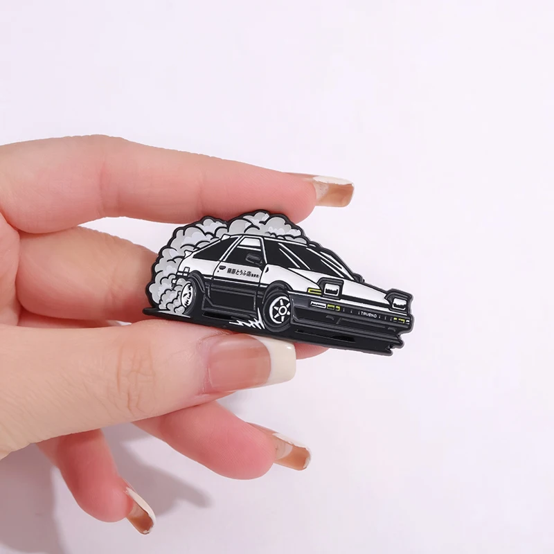 Japanische Anime trend ige coole Auto Drift Brosche Emaille Pins lustige Revers Abzeichen Rucksack Jacke Broschen Schmuck Zubehör Geschenk