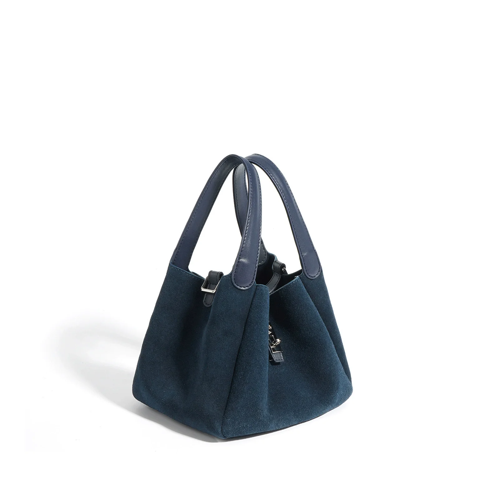 حقيبة سلة جديدة من جلد البقر البلوري هي حقيبة بسيط...