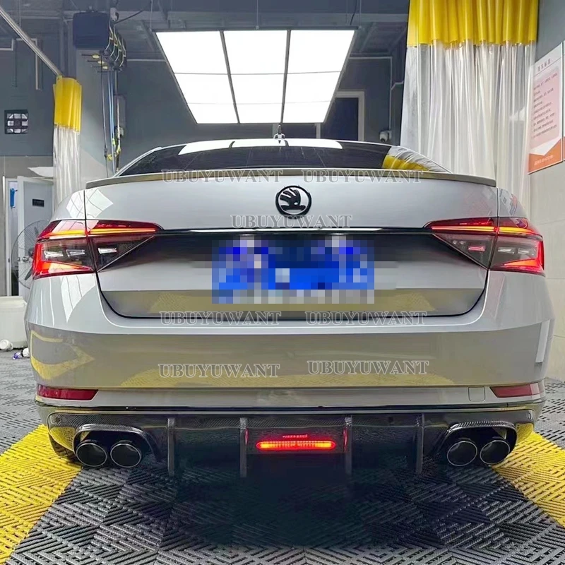 Фото Задняя губа из углеродного волокна с искусственными элементами для Skoda Superb 2015- 2023 ласты Акула стильный диффузор бампер ГУАР №2