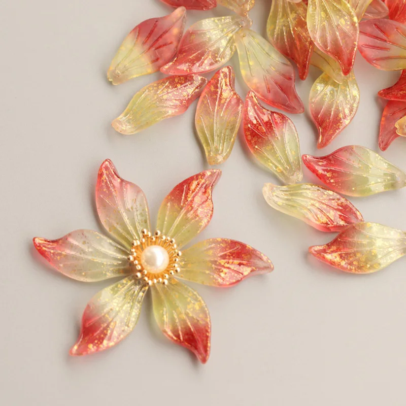 Рисунок 2 - стеклянные подвески в форме лепестков листьев