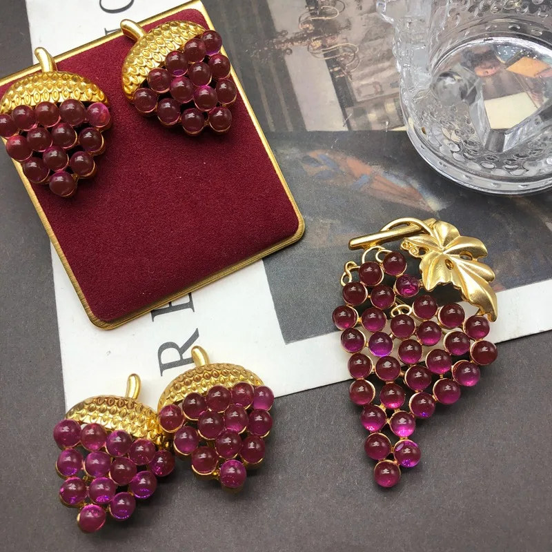 

Medieval Light Luxury Purple Grape Styled Clip Earrings Retro Fashion Jewelry For Women