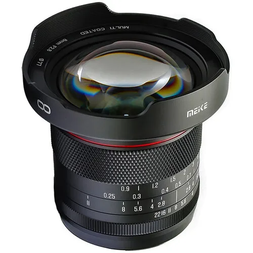 마이크 8mm f/2.8 렌즈 마이크로 포서드용 초광각 시야와 컴팩트한 디자인의 조합