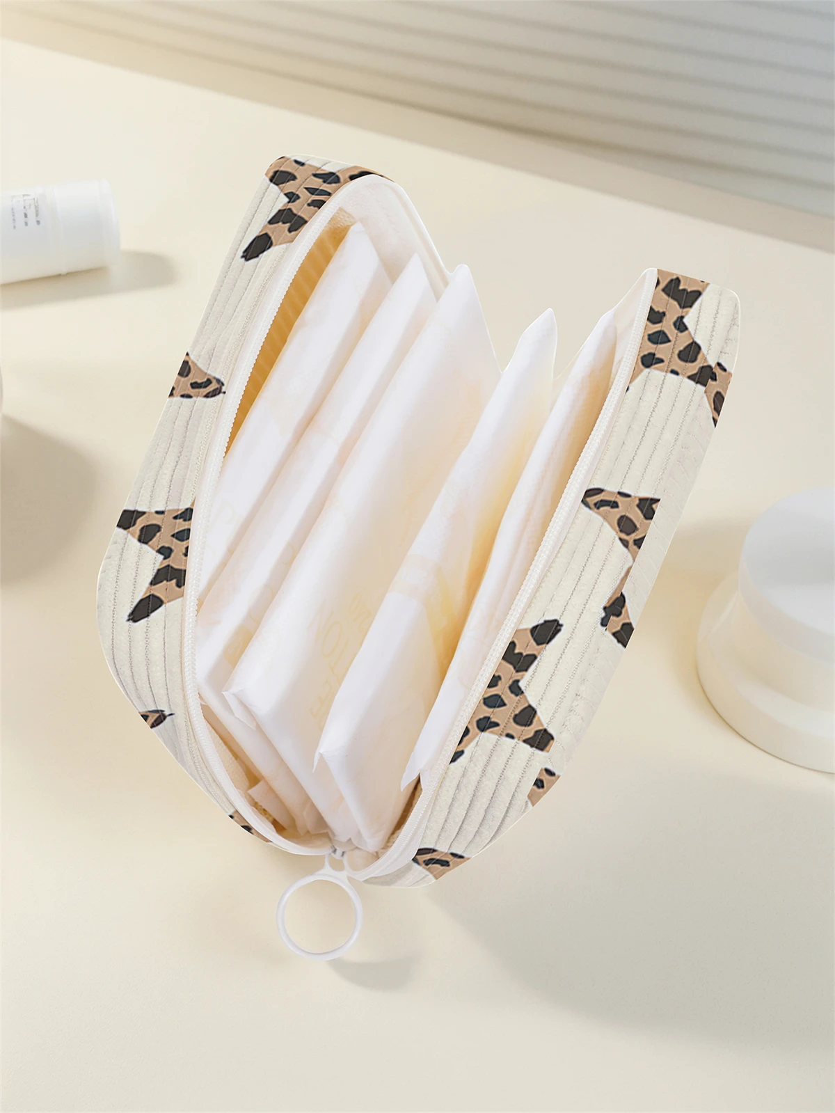 Leopard pattern star print sanitary napkin storage bag, women's lightweight tissue bag, sanitary tissue bag