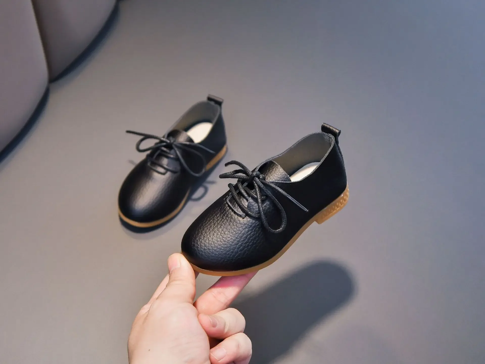 Kinder-Flachschuhe Einfarbig Matt PU Britischer Stil Kinder-Lederschuhe Rutschfest 2026 Neue Mode Jungen Mädchen Schicke Schuhe Weich – Detail 10
