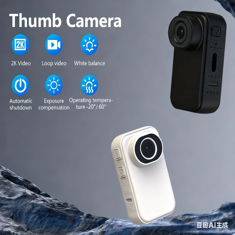 Caméra sport blanche dans un étui de protection, posée sur une table avec accessoires.