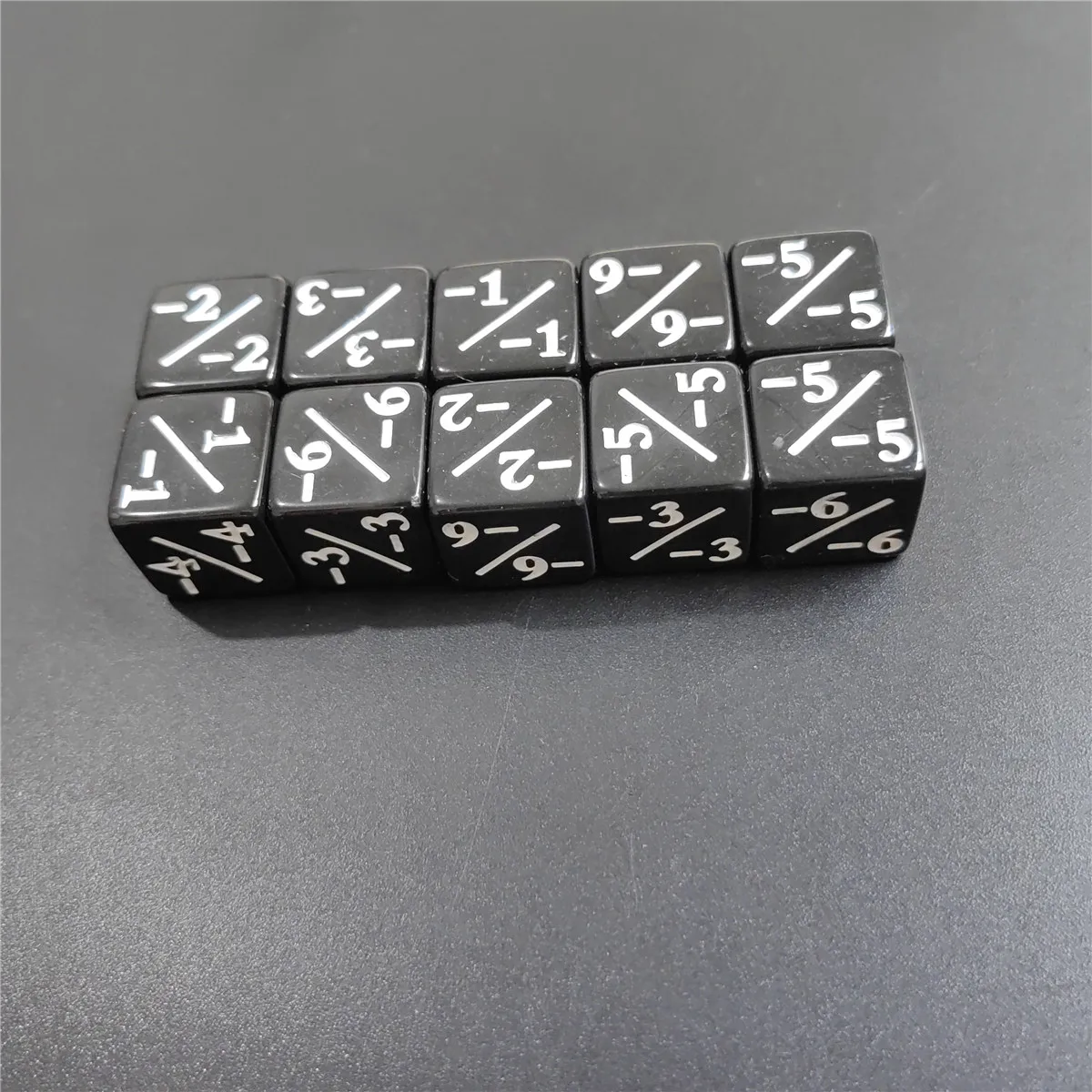 새로운 10개/세트 1.6cm 주사위 +1/+1&-1/-1 연산 검정색과 흰색 교육용 덧셈과 뺄셈 컬러 수학 주사위