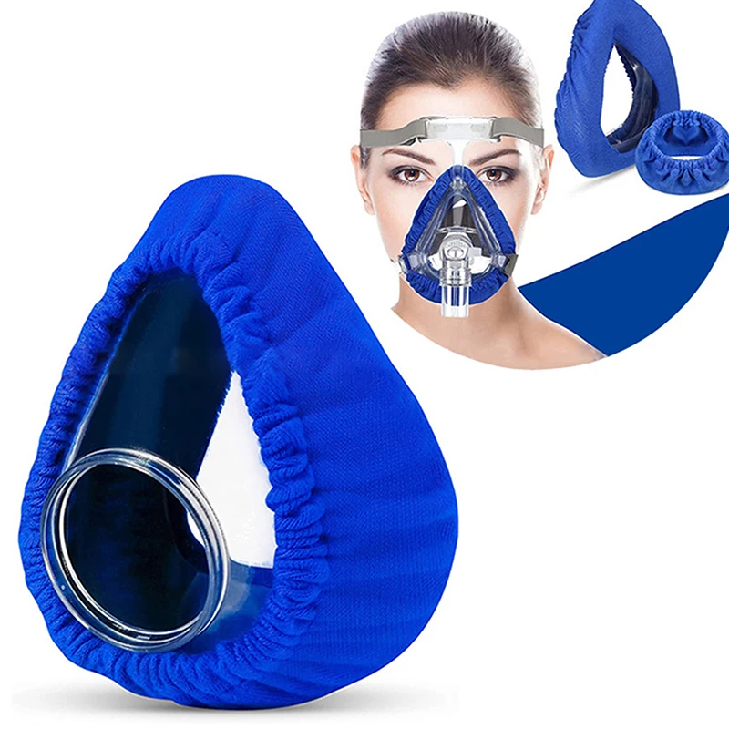Main tenant une doublure de masque réutilisable, montrant son tissu respirant pour réduire les fuites d'air.