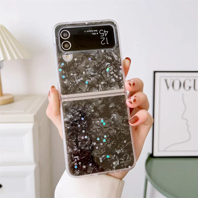 Phone Cases Samsung Galaxy Z Flip 3 là phụ kiện tuyệt vời để bảo vệ và thêm phần bảo vệ cho chiếc điện thoại của bạn. Hãy khám phá các mẫu thiết kế độc đáo và sáng tạo để thể hiện phong cách thời trang của bạn.