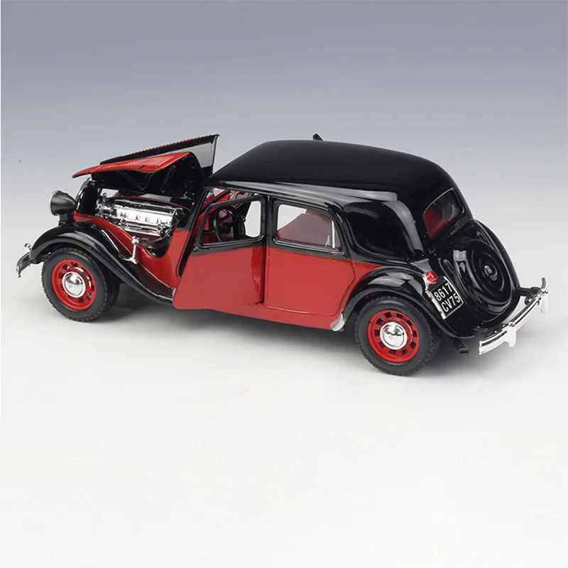 Bburago 1/24 Scale 1938 Citroen 15 CV TA Classic Car