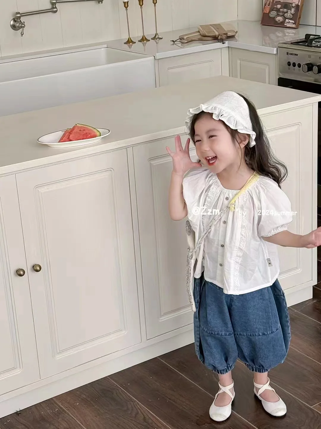 

Лето 2024, комплект для девочек, милая блузка и джинсовые шорты, комплект из двух предметов, милый дизайнерский нежный летний комплект, одежда для девочек