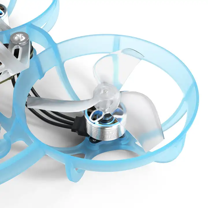 Détail des hélices et du châssis du BETAFPV Air65II quadricoptère FPV brushless whoop pour la course