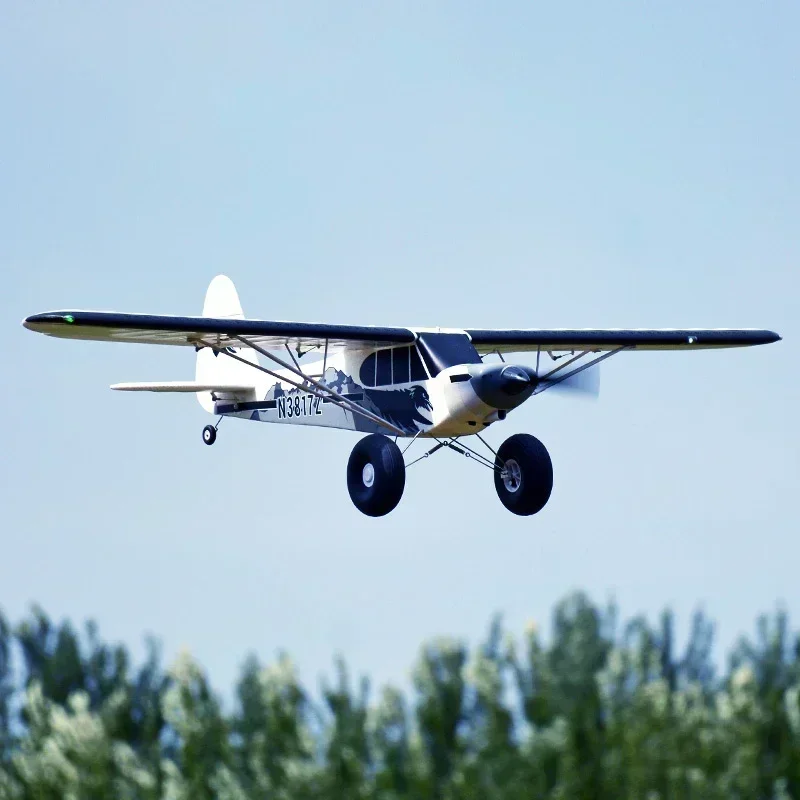 Dessous de l'avion RC 3D Voltigeur Brushless, exposant le train d'atterrissage et les servos.