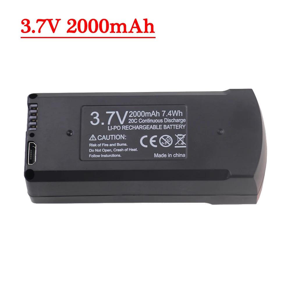 Quatre batteries drone 3.7V alignées, étiquettes visibles, éclairage studio.