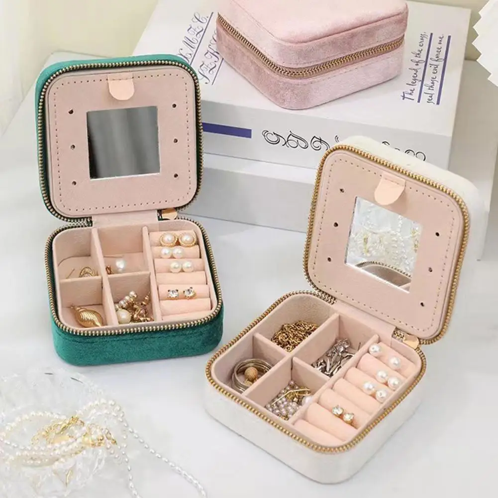 

Large capacity partitions to store jewelry such as necklaces, earrings, bracelets, etc. Zipper closure.