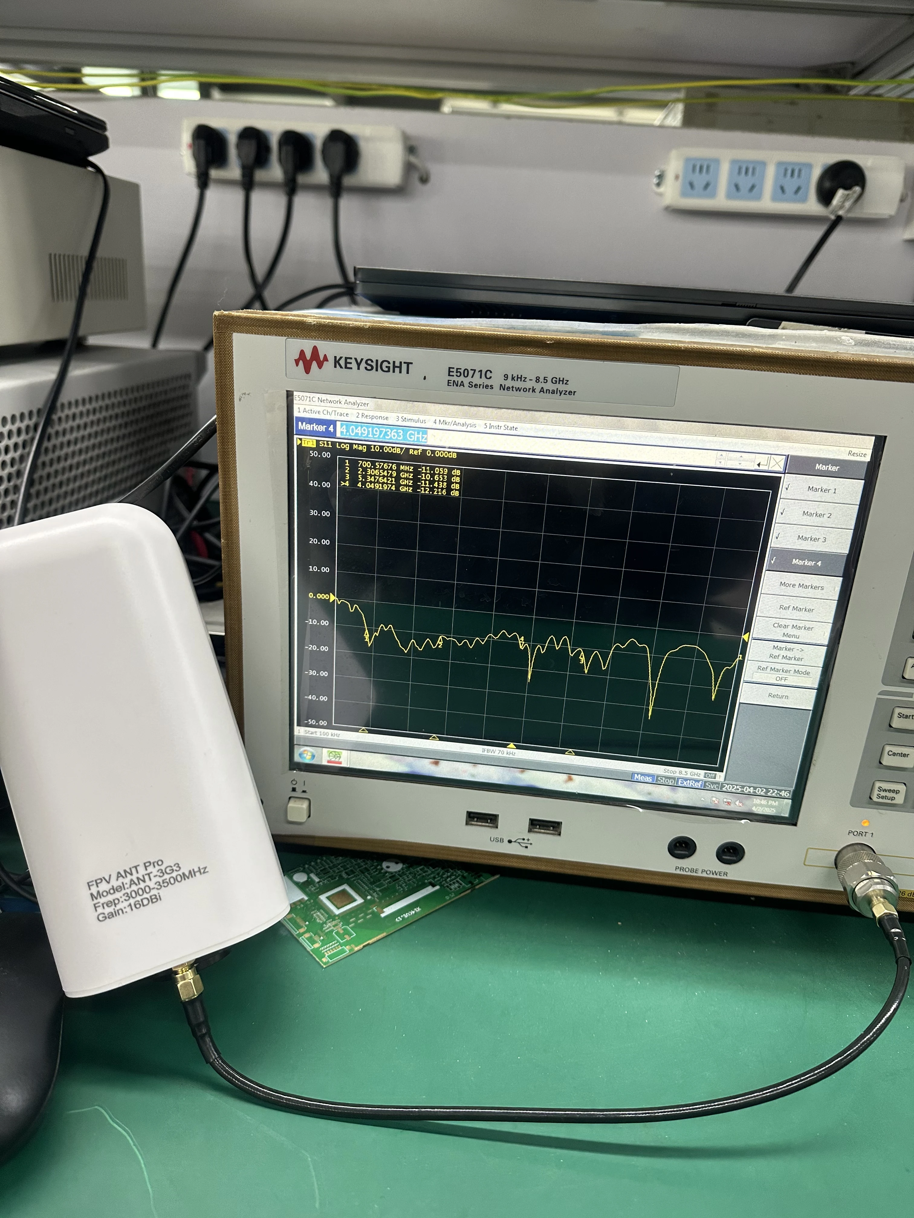 Vue de côté de l'antenne FPV 3.3G VRX haute performance, parfaite pour les pilotes FPV.
