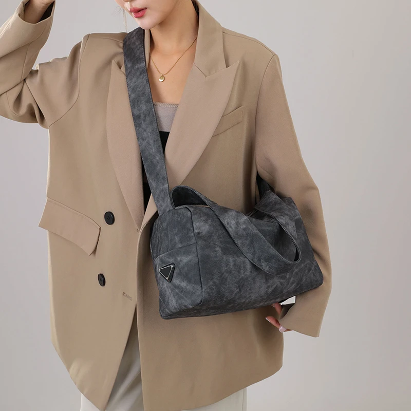

Women's Lightweight Comfortable Shoulder Strap Fine Work Zipper Open And Close Shopping Commuter Shoulder Bag