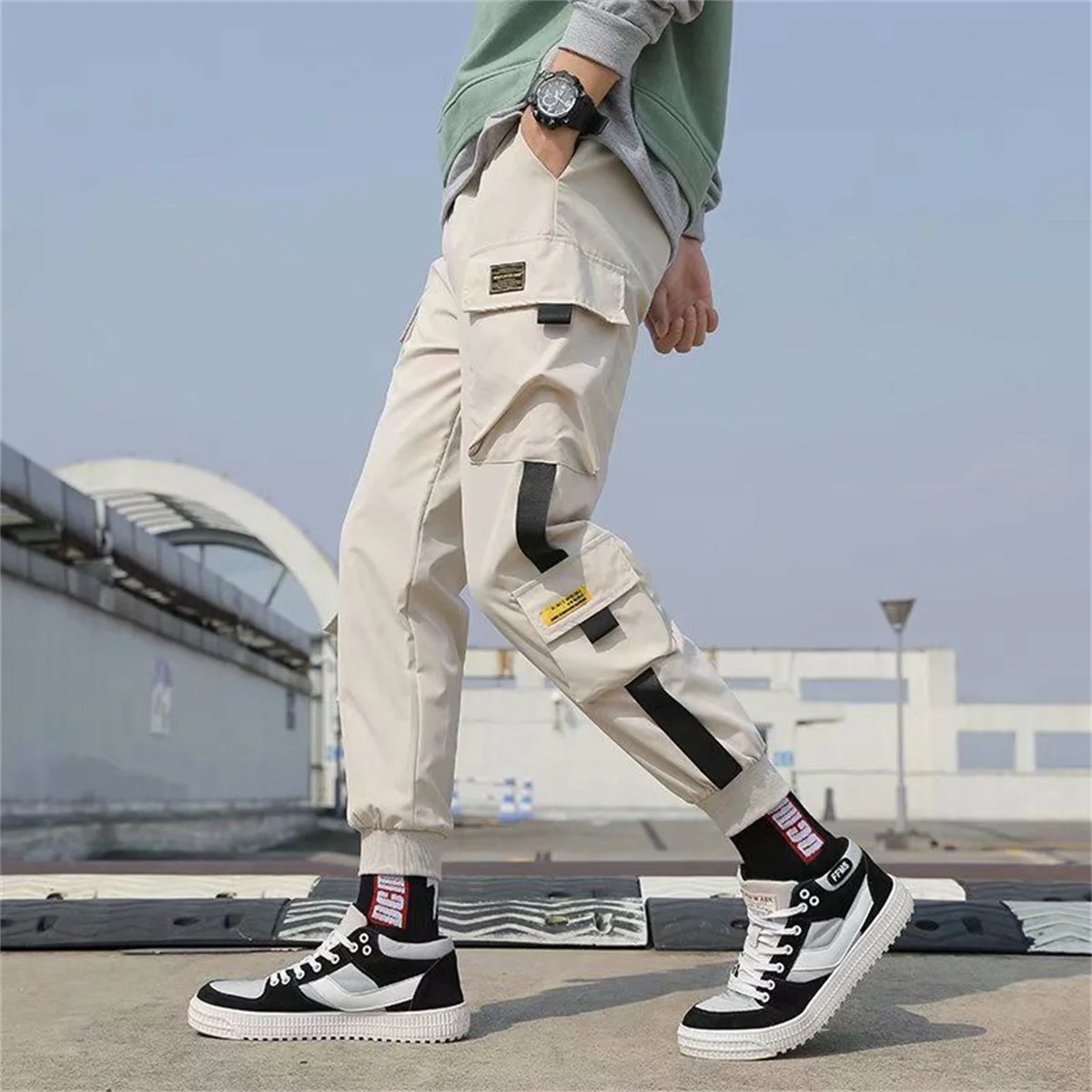 Y2k Cargohose mit klassischem Design und mehreren Klappentaschen, lockere Passform, Kordelzug, Harems-Cargo-Jogginghose, übergroße Hose für Herren und Damen – Detail 7