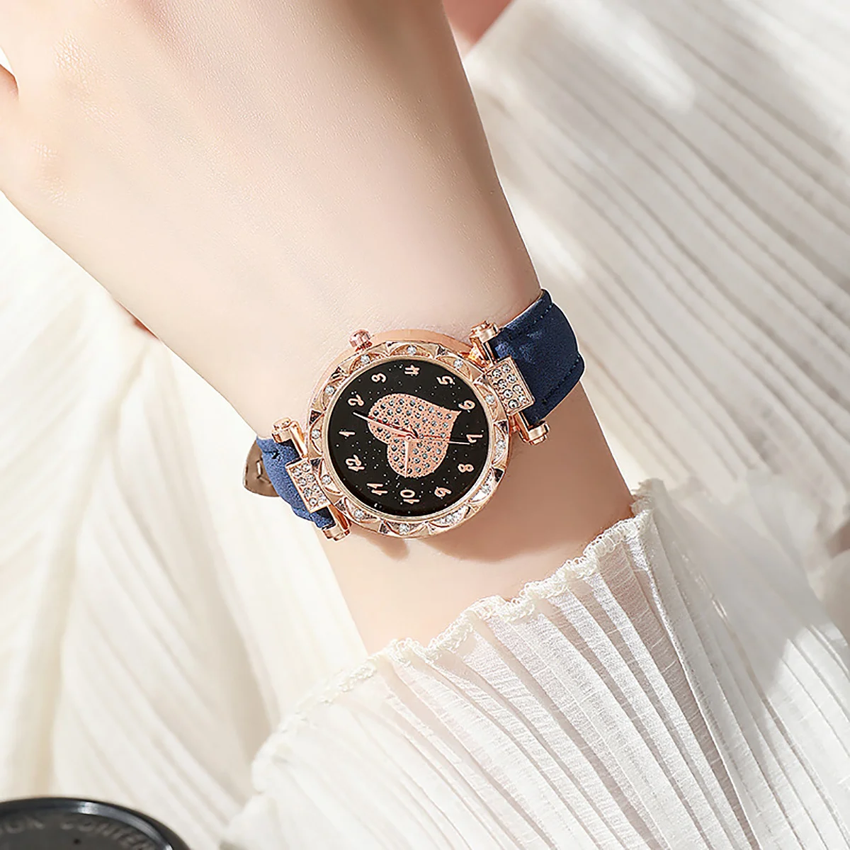 1pc-Heart Shaped Circular Case Quartz Watch: Casual and Fashionable Ideal Choice for Students