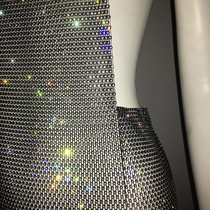Elegantes Damen Metallic-Schwarzes Kristallkleid mit Neckholder im Kim Kardashian Stil, Glamouröses Rückenfreies Party-Outfit für den Abend – Detail 9