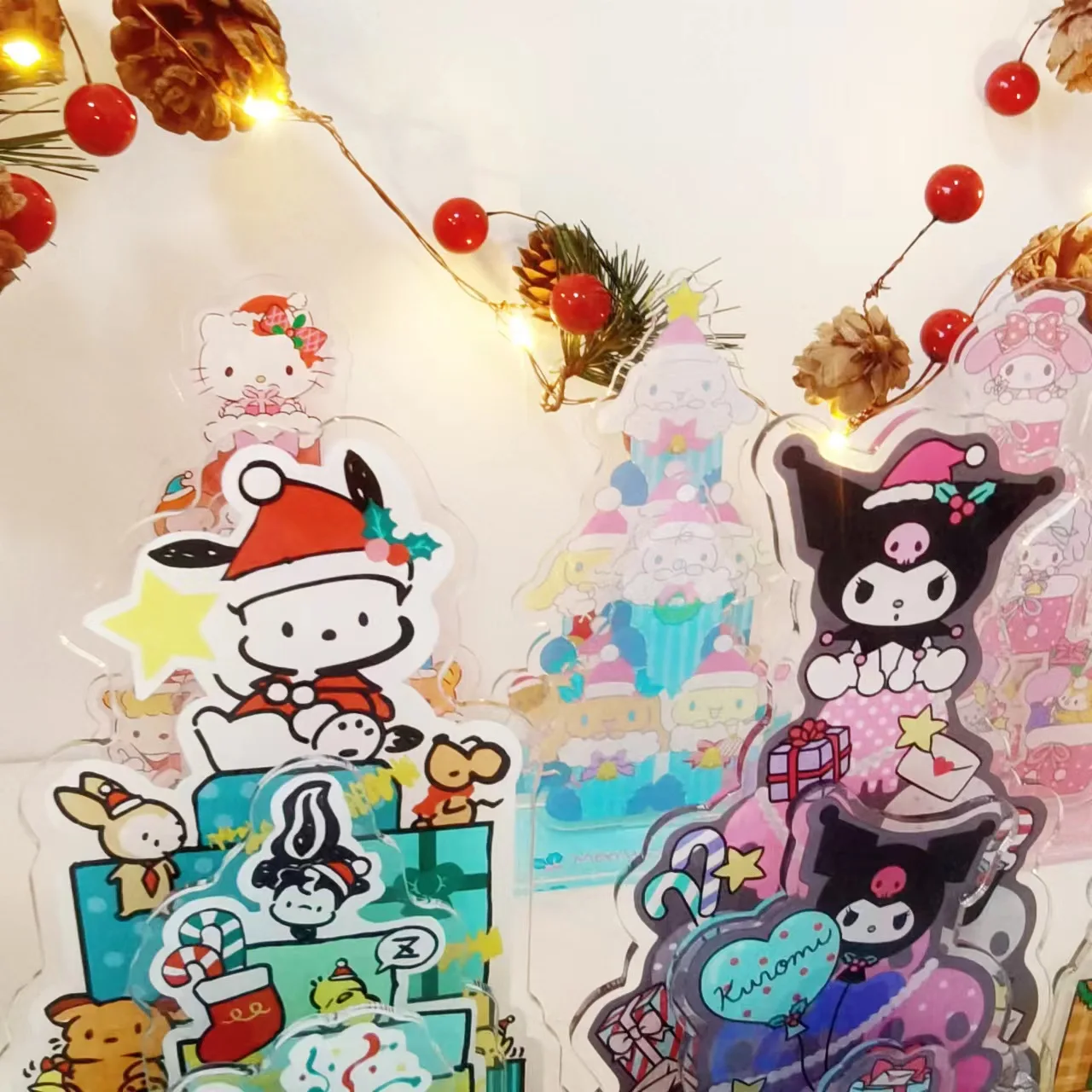 Desenho a lápis colorido de Natal de personagens da Sanrio · Creative  Fabrica