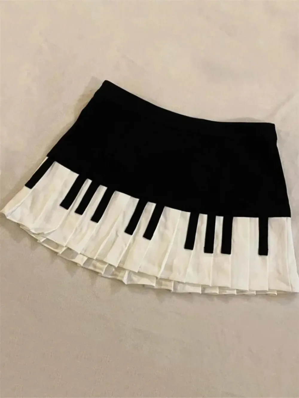 Women's Vintage Piano Key Skirt Black White Contrast Pleated Mini Skirt Y2K Harajuku Empire Waist Slim Short Skirt Streetwear 2