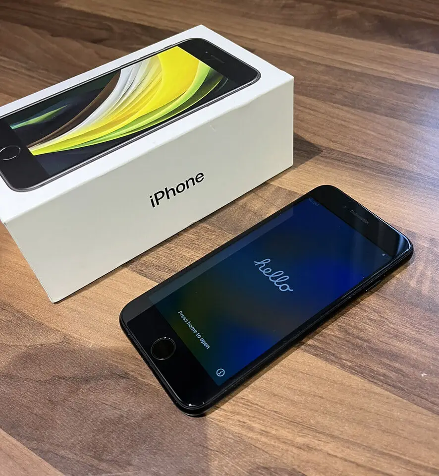 Apple iPhone SE2  ブラック Amazon.com: Apple iPhone SE (2nd Generation), US Version