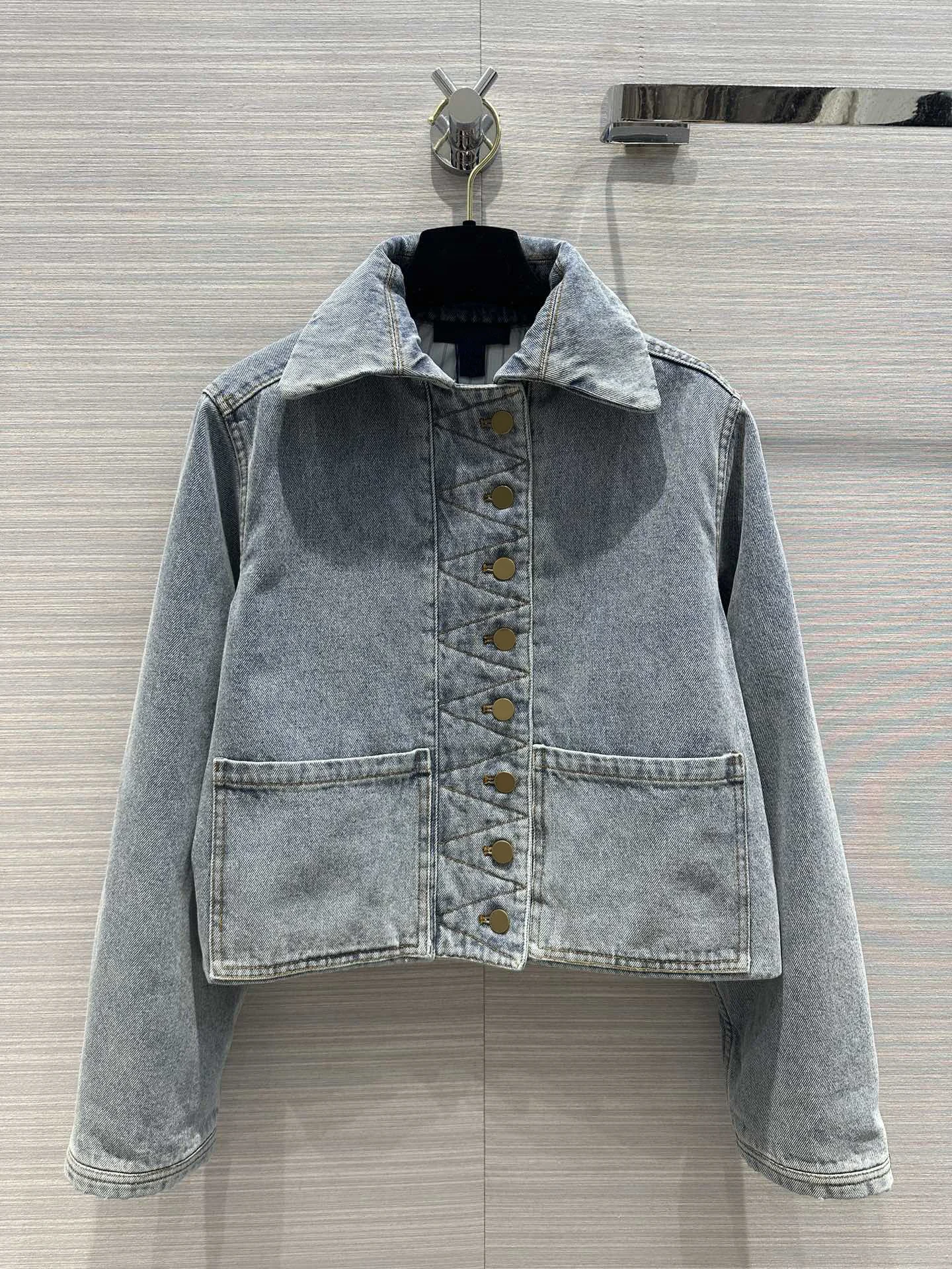 

New leather label wash denim jacket with cotton clip, style lapel double pockets8.162023