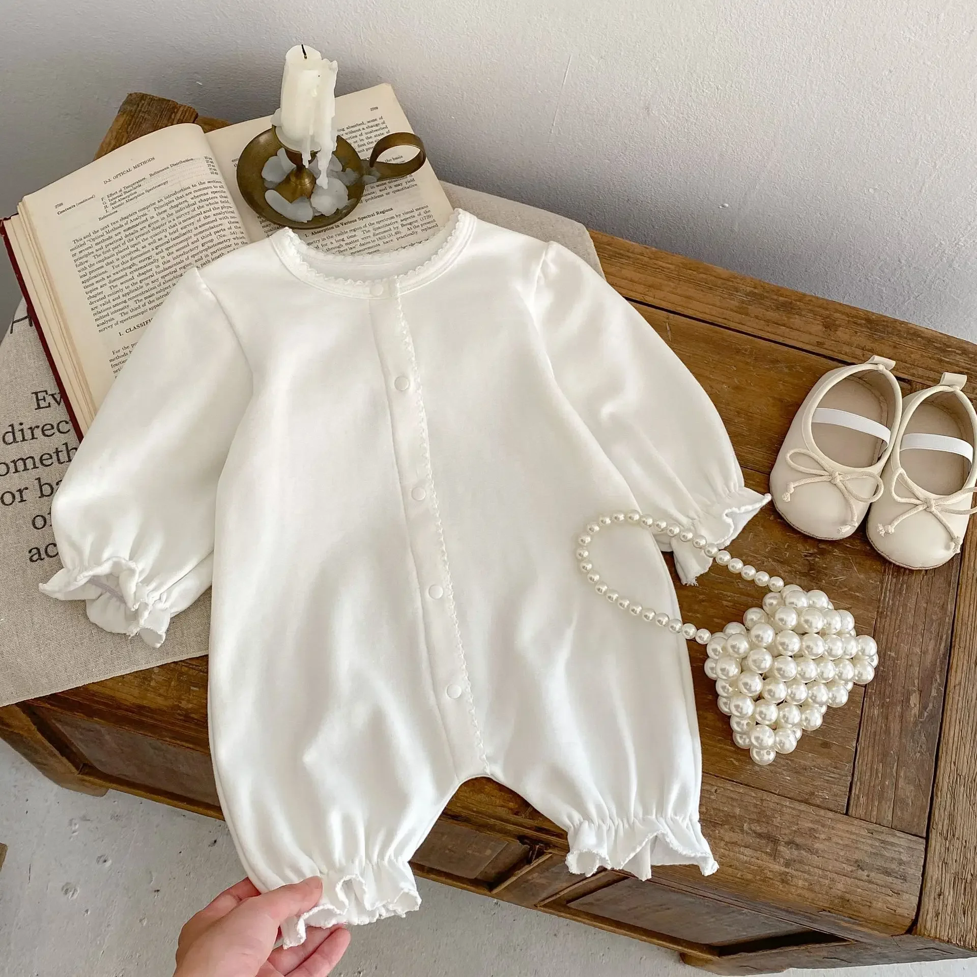 

Одежда для новорожденных, Rompe 2023, Осенний цельный комбинезон для девочек, с пышными рукавами, о-образным вырезом, однотонный, универсальный, простой, кружевной манжет