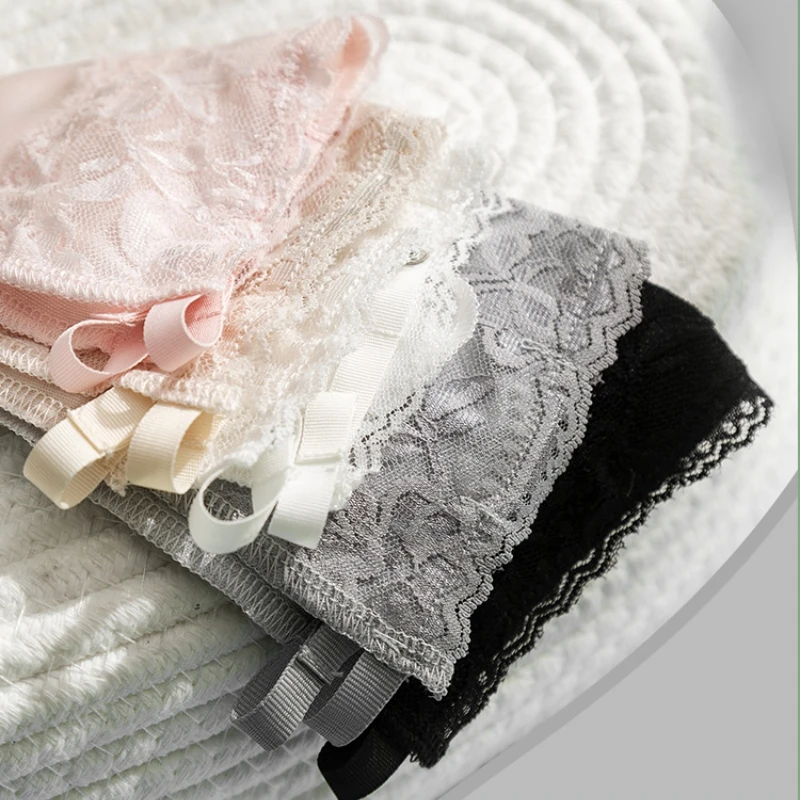 Рисунок 5 - Женская кружевная накидка на грудь