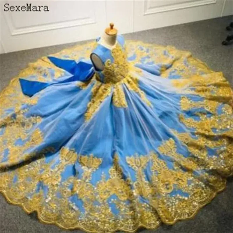 

Детское атласное платье с бантом, с золотыми кружевами