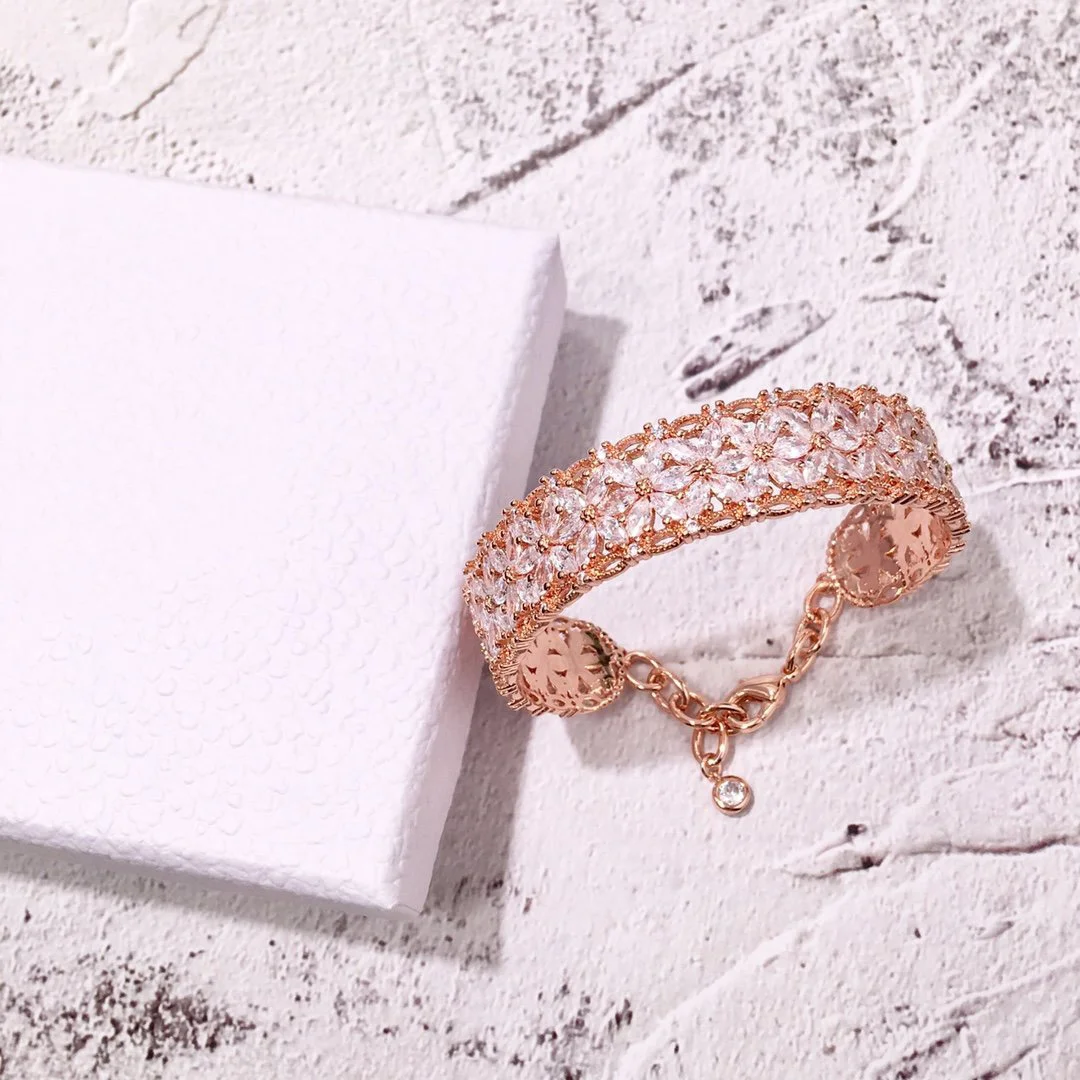 2022 Hot Trend Brand Six Petal Lace Hollowed Out Bracelets Shiny Diamonds Gold Rose Gold SilverEveryday Wear, Party, Birthday