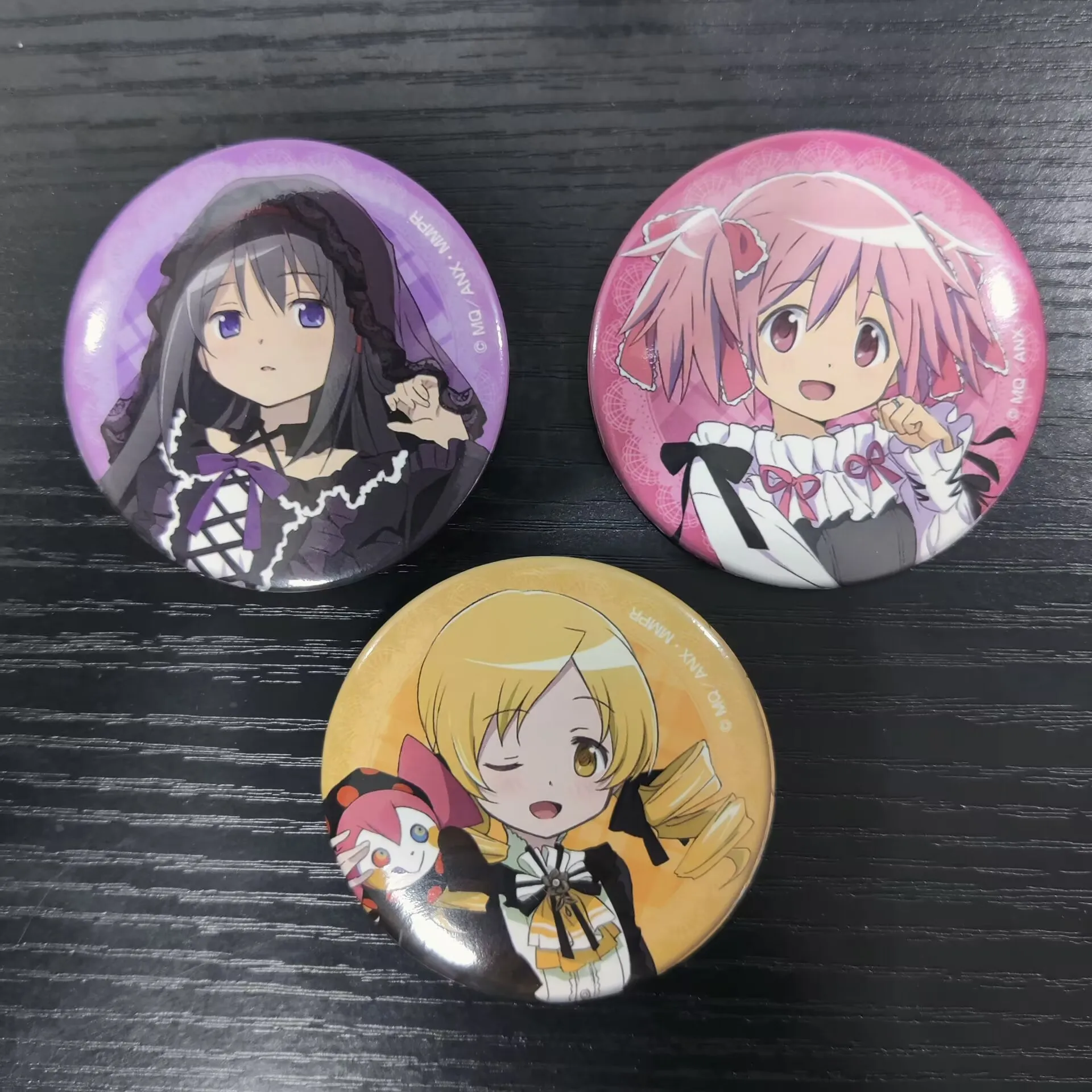 Puella Magi Madoka Magica Cute Anime Figures Akemi Homura Tomoe Mami Cosplay Metal Laser Badge Zaino Decor Pin Toy Fans Gift