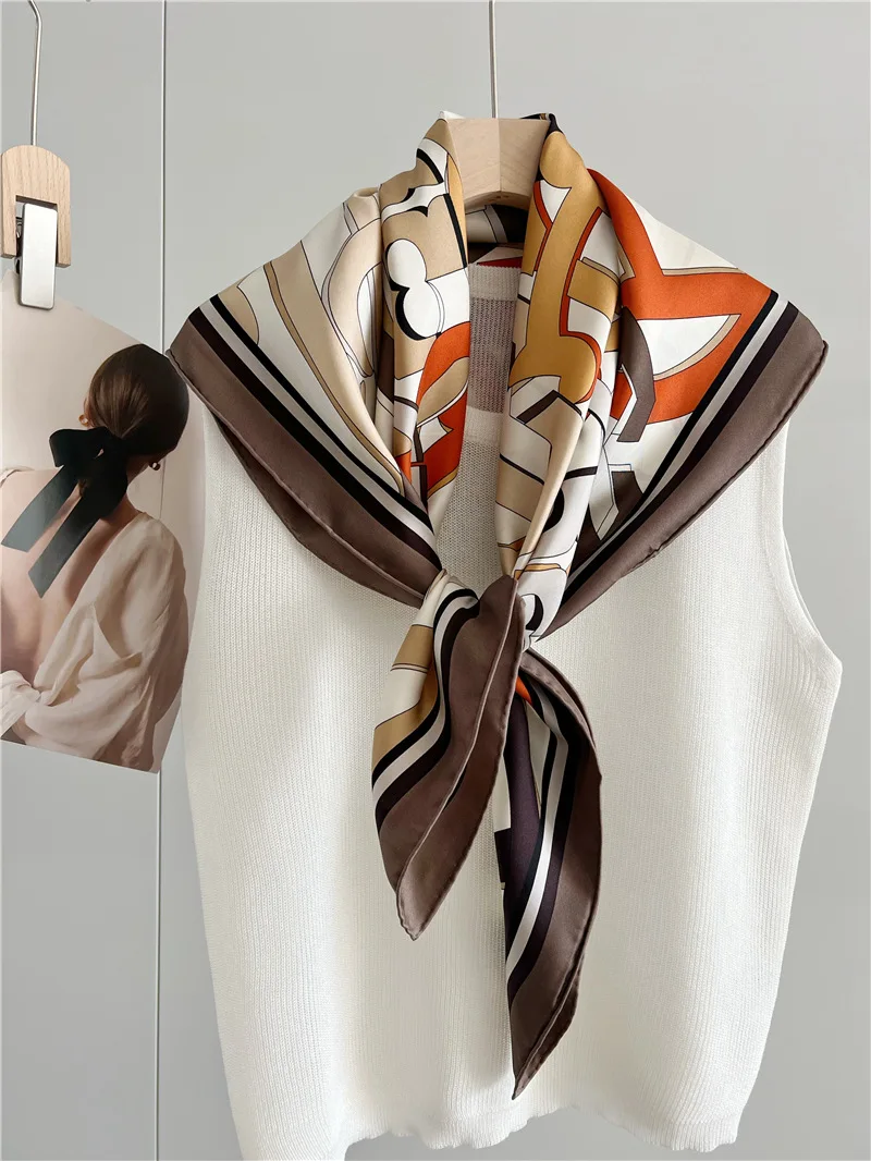 Letter Print Mulberry Silk Scarf: 우아함과 사치를 위한 다목적 액세서리