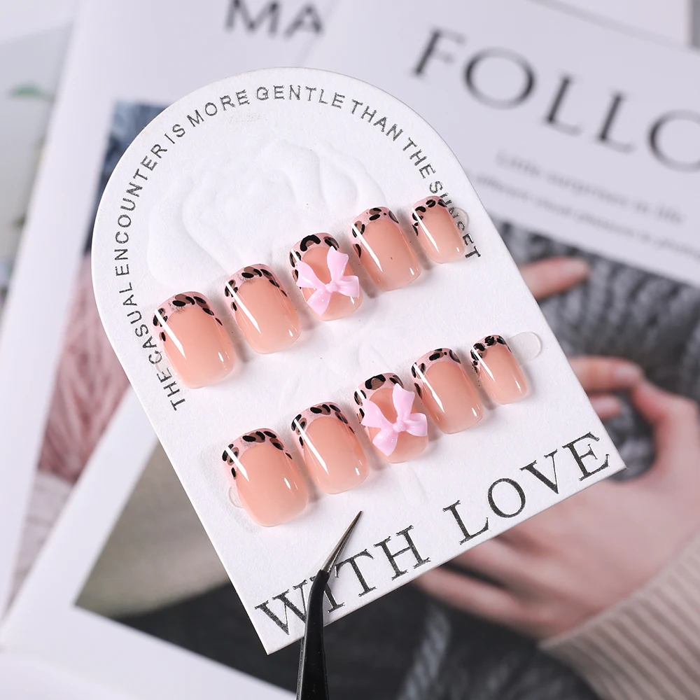 24 Stück rosa Leopardenmuster, kurze, quadratische Nägel zum Aufdrücken, französische Schleife, tragbare künstliche Nägel, vollständige Abdeckung, abnehmbare Maniküre, DIY-Nagelspitzen – Detail 8