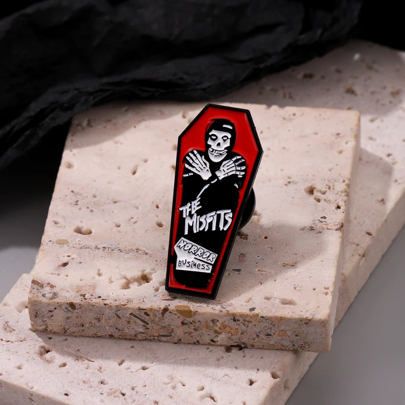 Punk Vampire Sarg Emaille Revers Pins Benutzerdefinierte Broschen Rucksack Zubehör Abzeichen Schmuck Geschenk für Frauen Männer Freies Verschiffen – Detail 2