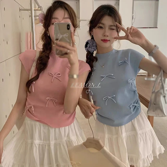 여성의 매력을 돋보이게 해주는 단색 활 니트 반팔 상의 여성의 매력을 돋보이게 해주는 단색 활 니트 반팔 상의