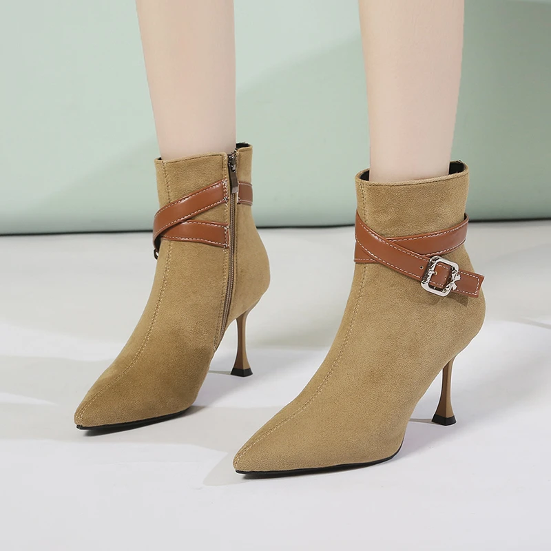 

Женские замшевые ботинки на молнии сбоку, с острым носком