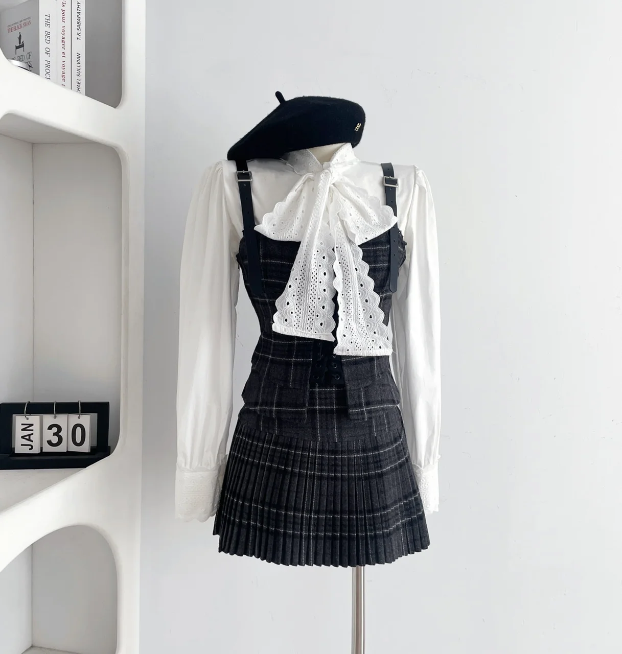 Conjunto de 3 piezas estilo retro coreano de otoño para mujer, camisa blanca, chaleco de tirantes y falda plisada, diseño de estilo universitario, moda Y2K.