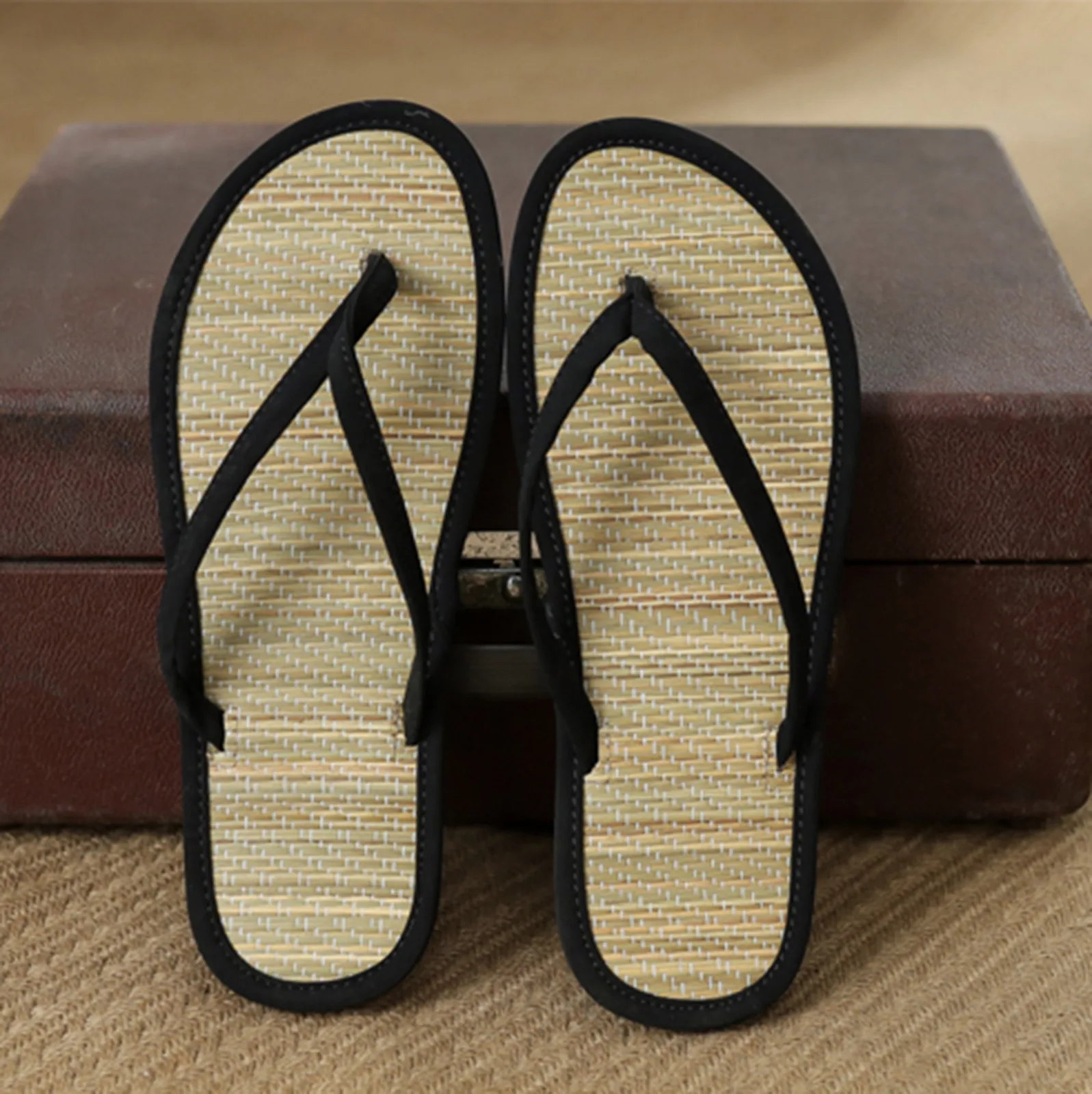 

Simple Rattan Flat Comfortable Slippers Flip Flop Women Summer Fashion Casual Non-Slip Couple Flip Flops Breathable Beach Slides