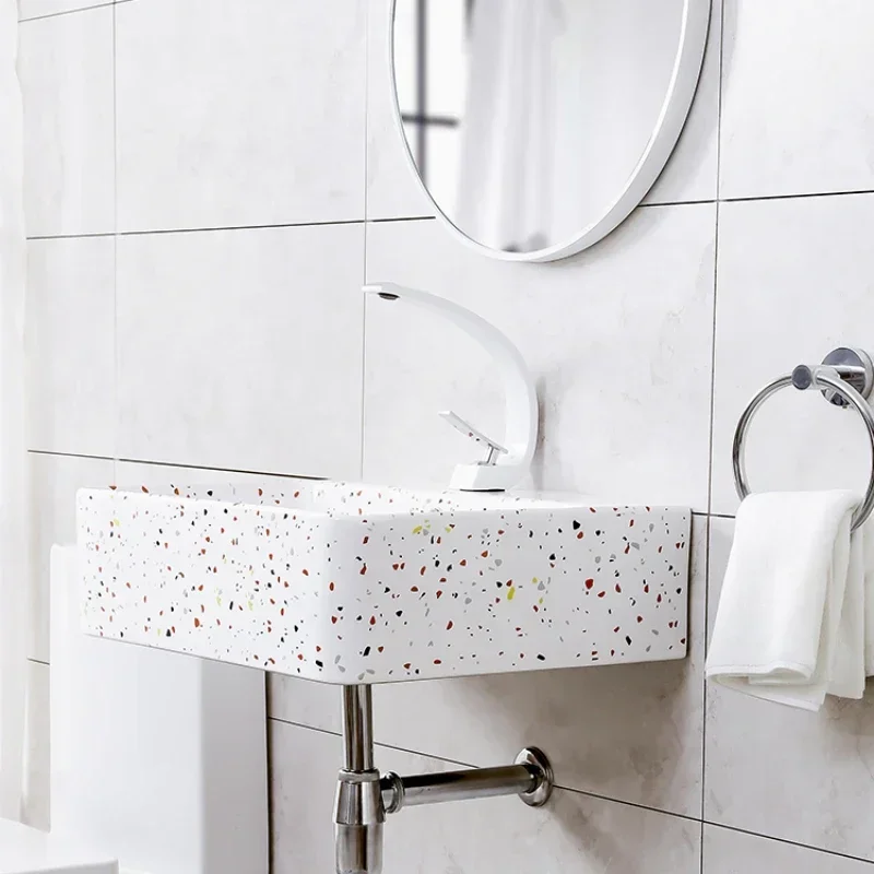 lavabo-mural-simple-et-elegant-petite-unite-de-salle-de-bain-balcon-simple