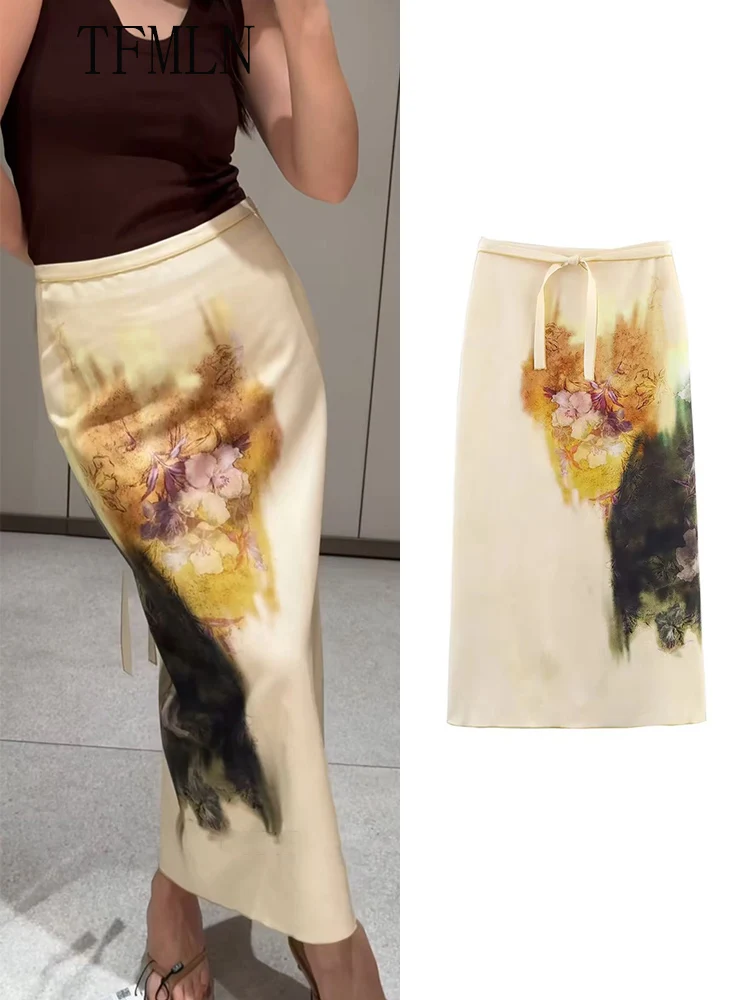 تنورة حرير بحزام