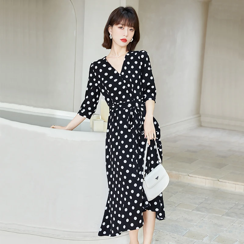 

Fashionable and Flattering Polka Dot Long Dress with V-neck and Belted Waist Design for Women's Summer Wardrobe