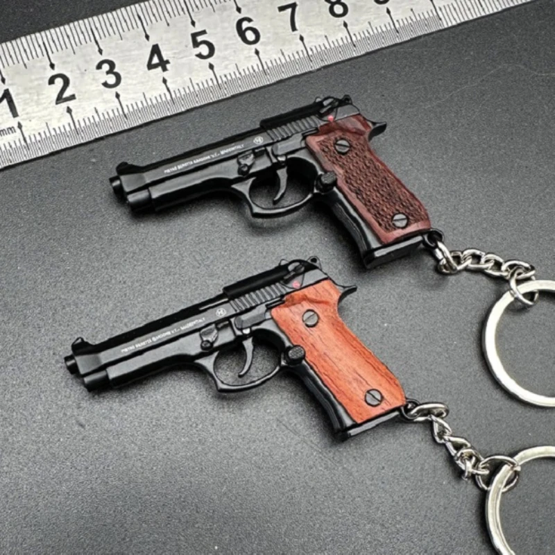 

Металлический брелок Beretta 92F в масштабе 1:4 с деревянной ручкой