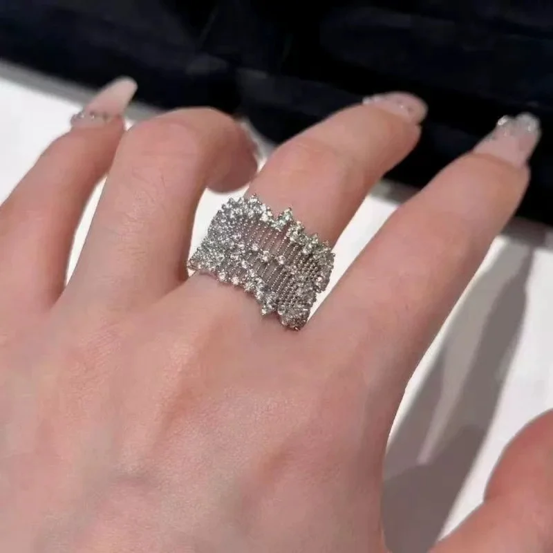 Fashionable Lace Sparkling Rhinestone Inlaid Ring Elegant
